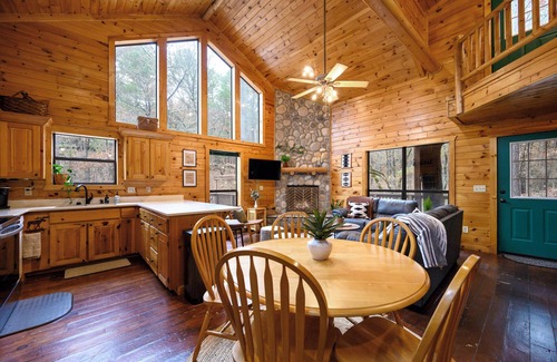 Broken Bow Cabin | Cozy cabin located in Beavers Bend, close to Broken Bow lake, Casino