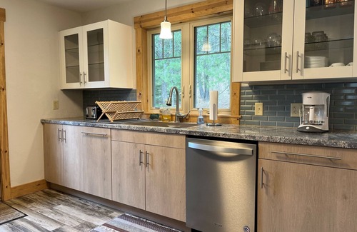 Custer House | Cozy cabin near all the attractions in the Heart of the Hills! Pet friendly!