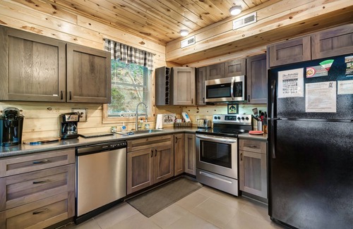 Chalet Village North Cabin | 🌲Cozy Cabin Near GSMNP – Hot Summer Rates! 🔥Hot Tub-WIFI