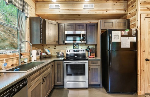 Chalet Village North Cabin | 🌲Cozy Cabin Near GSMNP – Hot Summer Rates! 🔥Hot Tub-WIFI