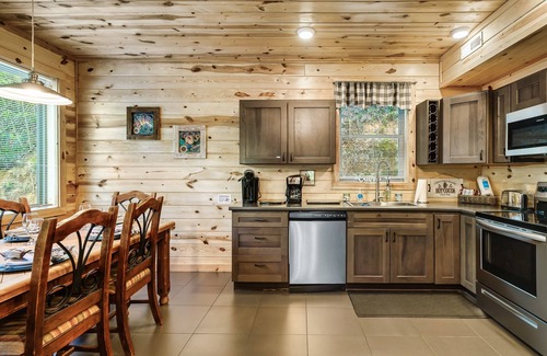 Chalet Village North Cabin | 🌲Cozy Cabin Near GSMNP – Hot Summer Rates! 🔥Hot Tub-WIFI