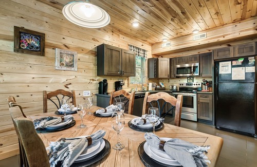 Chalet Village North Cabin | 🌲Cozy Cabin Near GSMNP – Hot Summer Rates! 🔥Hot Tub-WIFI