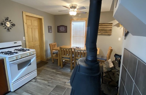 Ewen Cabin | COZY CABIN ON 40 ACRES CLOSE TO THE TRAIL