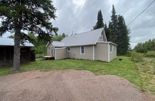 Ewen Cabin | COZY CABIN ON 40 ACRES CLOSE TO THE TRAIL