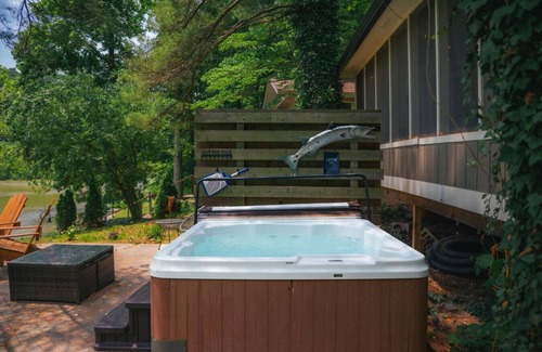 Martinsville Cabin | Cozy Cabin on Lake front with Hot tub & firepit