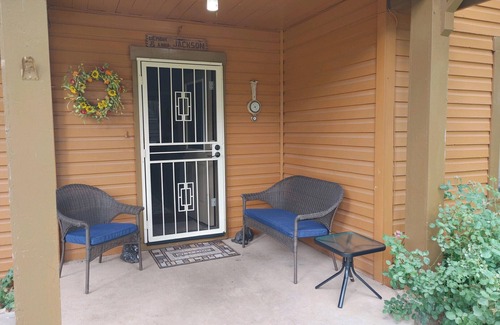 Pinetop-Lakeside Cabin | Cozy Cabin Only 5 Blocks From Rainbow Lake! Walk To Fishing! Great Rates!