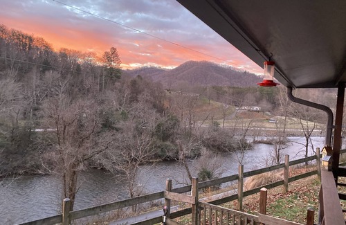 Sylva Cabin | Cozy Cabin Overlooking Tuckaseegee River Sylva, NC 28779