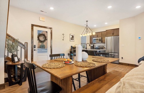 Branson Cabin | Cozy Cabin-Private Hot Tub & Firepit Table-Walk to Pond-Free Tickets-Near Table Rock Lake