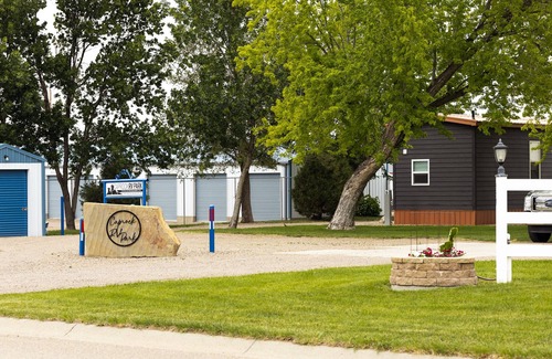 Glendive House | Cozy Cabin Tiny House in Glendive 1 mile from Makoshika State Park! Pet friendly