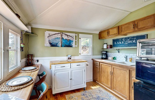 Bayfield Apartment | Cozy cabin w/beautiful views, lakefront, free wifi internet