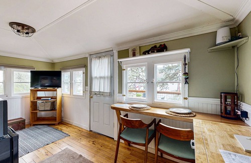Bayfield Apartment | Cozy cabin w/beautiful views, lakefront, free wifi internet