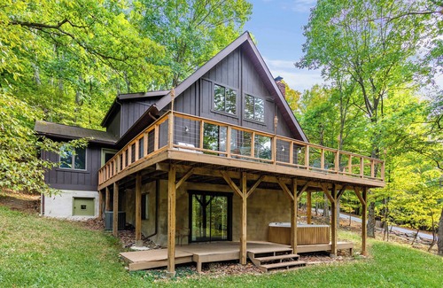 Berkeley Springs Cabin | Cozy Cabin w/Fire Pit, Hot Tub, Deck, & Pool Table