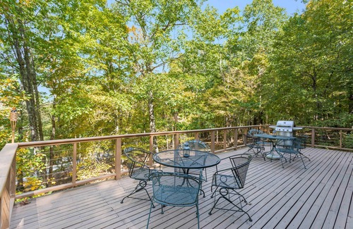 Berkeley Springs Cabin | Cozy Cabin w/Fire Pit, Hot Tub, Deck, & Pool Table