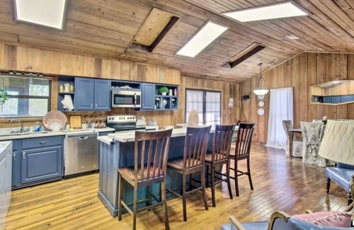 Sanatorium Cabin | Cozy Cabin w/Hot Tub & Wi-Fi