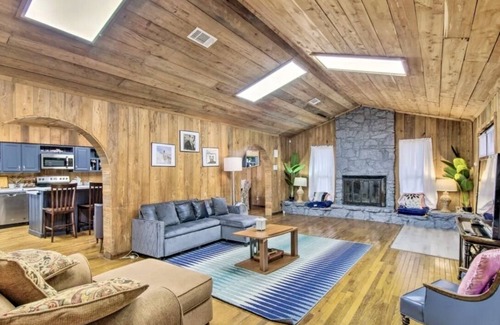 Sanatorium Cabin | Cozy Cabin w/Hot Tub & Wi-Fi