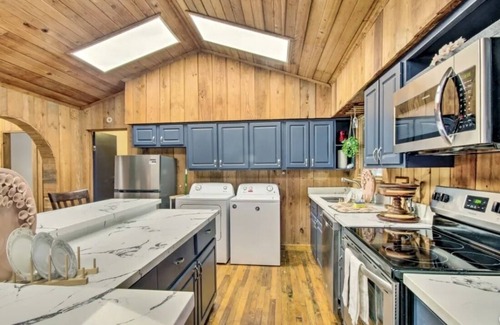 Sanatorium Cabin | Cozy Cabin w/Hot Tub & Wi-Fi