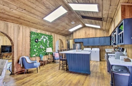 Sanatorium Cabin | Cozy Cabin w/Hot Tub & Wi-Fi