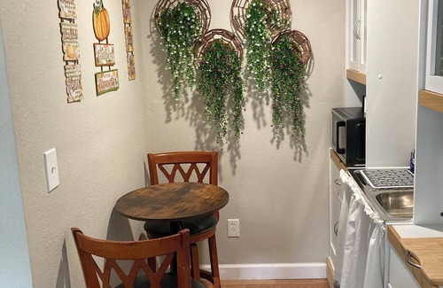 Lake Whitney Cabin | Cozy cabin with 1 bedroom 1 bath on a private cove in charming LakeWhitney!