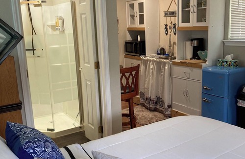 Lake Whitney Cabin | Cozy cabin with 1 bedroom 1 bath on a private cove in charming LakeWhitney!