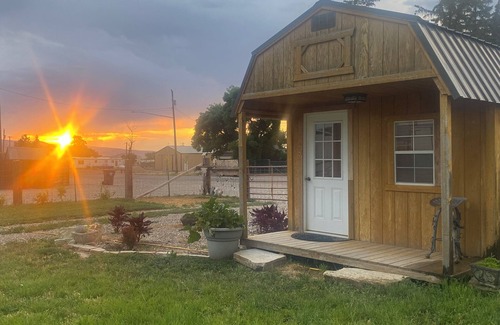 Oakley Cabin | Cozy cabin with 1 bedroom and WiFi, AC in pleasant Oakley