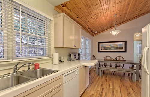 Screamer Mountain House | Cozy cabin with a view 1 mile from downtown Clayton