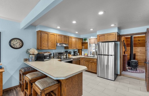 Overlook Park House | Cozy Cabin with Hot Tub, SHARC Passes, Large Deck, Double Living Rooms!