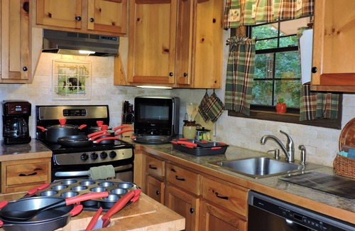 Robbinsville Cabin | Cozy cabin with Paved access, Carport & Fast Wi-Fi, available Oct 5-11 & 14-23
