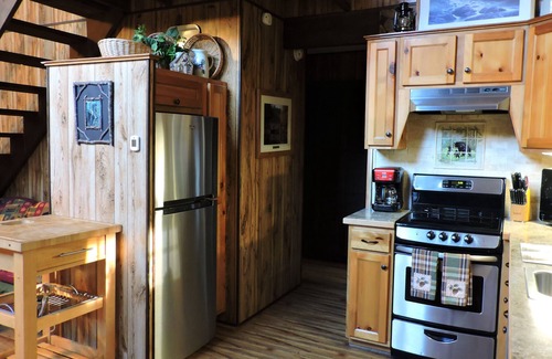 Robbinsville Cabin | Cozy cabin with Paved access, Carport & Fast Wi-Fi, available Oct 5-11 & 14-23