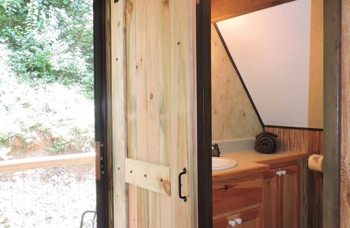 Robbinsville Cabin | Cozy cabin with Paved access, Carport & Fast Wi-Fi, available Oct 5-11 & 14-23