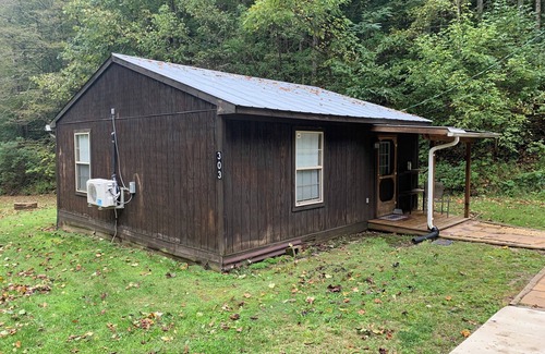 Eidson Cabin | Cozy cabin with WiFi and AC in Eidson, TN, close to Rogersville, Sneedville