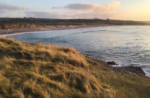 Camborne Apartment | Cozy Camborne Studio Retreat with two single beds