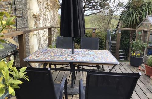 Camborne Apartment | Cozy Camborne Studio Retreat with two single beds