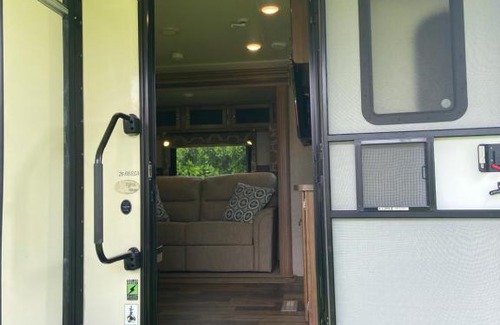 Ludlam Other | Cozy Camper - Free Parking