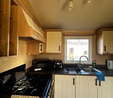 Clacton-on-Sea Resort | Cozy Caravan Retreat