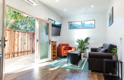 Ventura House | Cozy Casa. 1 mile from the beach/downtown.