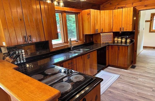The Blue Mountains Ski Chalet | Cozy chalet, minutes from Blue Mountain, wood-burning stove, fully renovated.