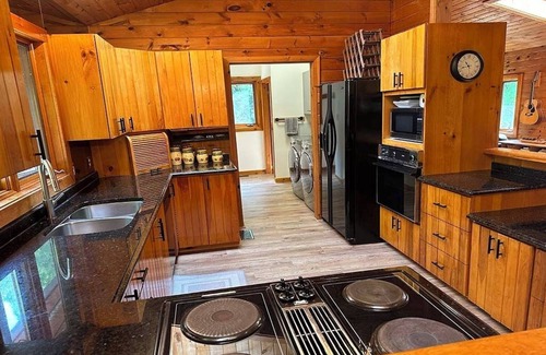 The Blue Mountains Ski Chalet | Cozy chalet, minutes from Blue Mountain, wood-burning stove, fully renovated.
