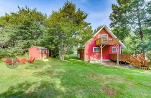 Long Pond Ski Chalet | COZY CHALET-CAMELBACK & KALAHARI; HOT TUB, PING PONG & POOL TABLE; GAS FIREPLACE