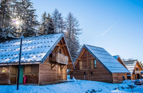 La Joue du Loup Ski Chalet | Cozy Chalet for 7 with Mountain View, Near Ski Resort, Pool & Sauna Access