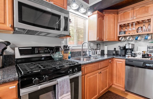 Big Bear Lake Cabin | Cozy Chalet❤️Spa Dog Friendly Fenced FirePit Near Village Mountain View