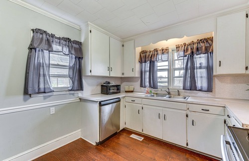 Charlotte House | Cozy Charlotte Home w/Fire Pit ~ 6 Mi to Uptown!