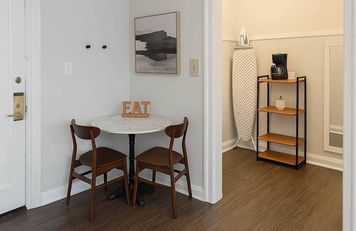 Hyde Park Apartment | Cozy Charm Studio Apt in Chicago