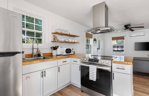 North Charleston Apartment | Cozy Chateau in the Heart of Park Circle