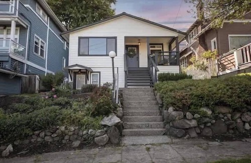 Wallingford House | Cozy& Chic 1BR 1BA Lower Unit Near Lake Union