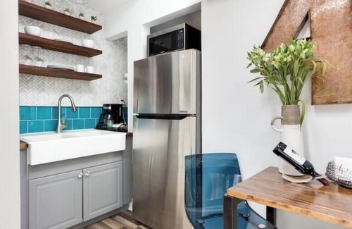 East Atlanta Apartment | Cozy & Chic Haven w/spacious deck and gym access. Walk to East Atlanta Village!