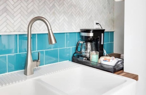 East Atlanta Apartment | Cozy & Chic Haven w/spacious deck and gym access. Walk to East Atlanta Village!