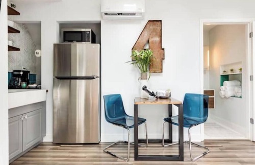 East Atlanta Apartment | Cozy & Chic Haven w/spacious deck and gym access. Walk to East Atlanta Village!