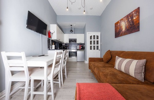 West End Apartment | Cozy City Centre 2 Bedroom Apt by the Meadows! 9