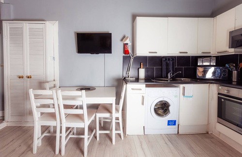 West End Apartment | Cozy City Centre 2 Bedroom Apt by the Meadows! 9