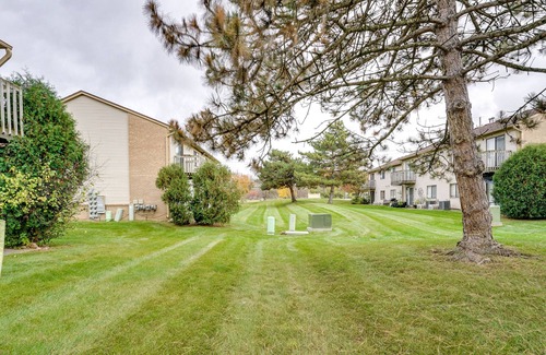 Clinton Township Condo | Cozy Clinton Township Condo: 3 Mi to Anchor Bay!